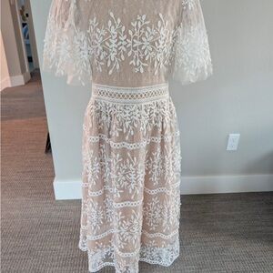 Ivy City Co Cream Lace Dress
SICILY DRESS - CHAMPAGNE LINING
